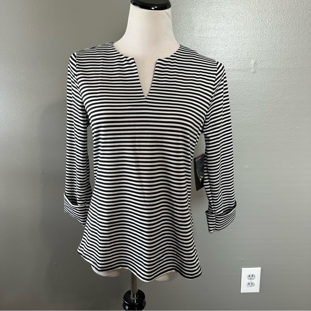 Fifty street women’s size M 3/4 cuff sleeve blouse V-neck front NWT